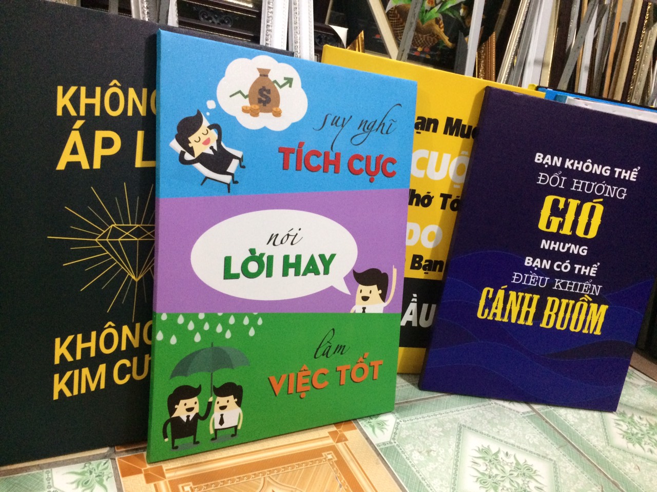 mau-tranh-dong-luc-tranh-canvas