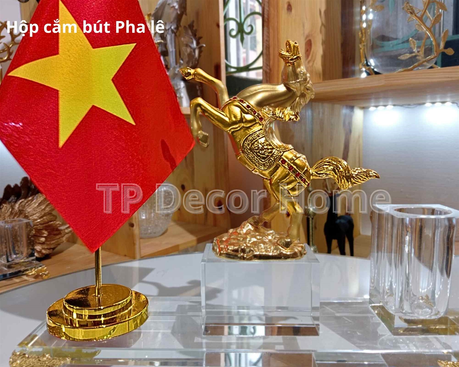 hop-cam-but-pha-le-ngua-vang