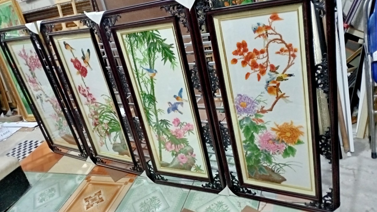 mau-tranh-theu-chu-thap-tu-quy-bon-mua-binh-an