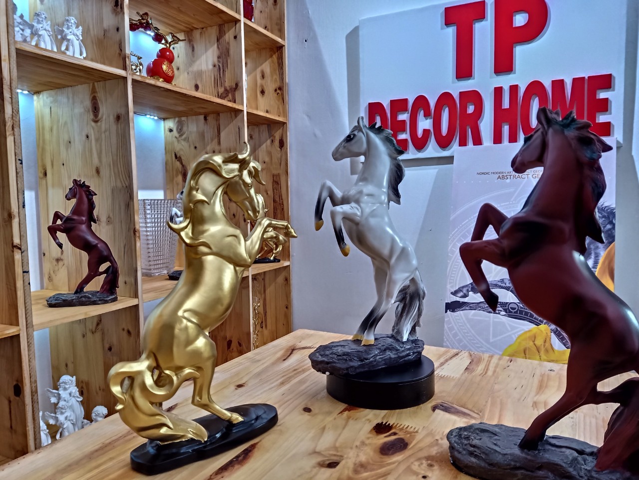 tuong-ngua-trang-tri-phong-thuy-dep