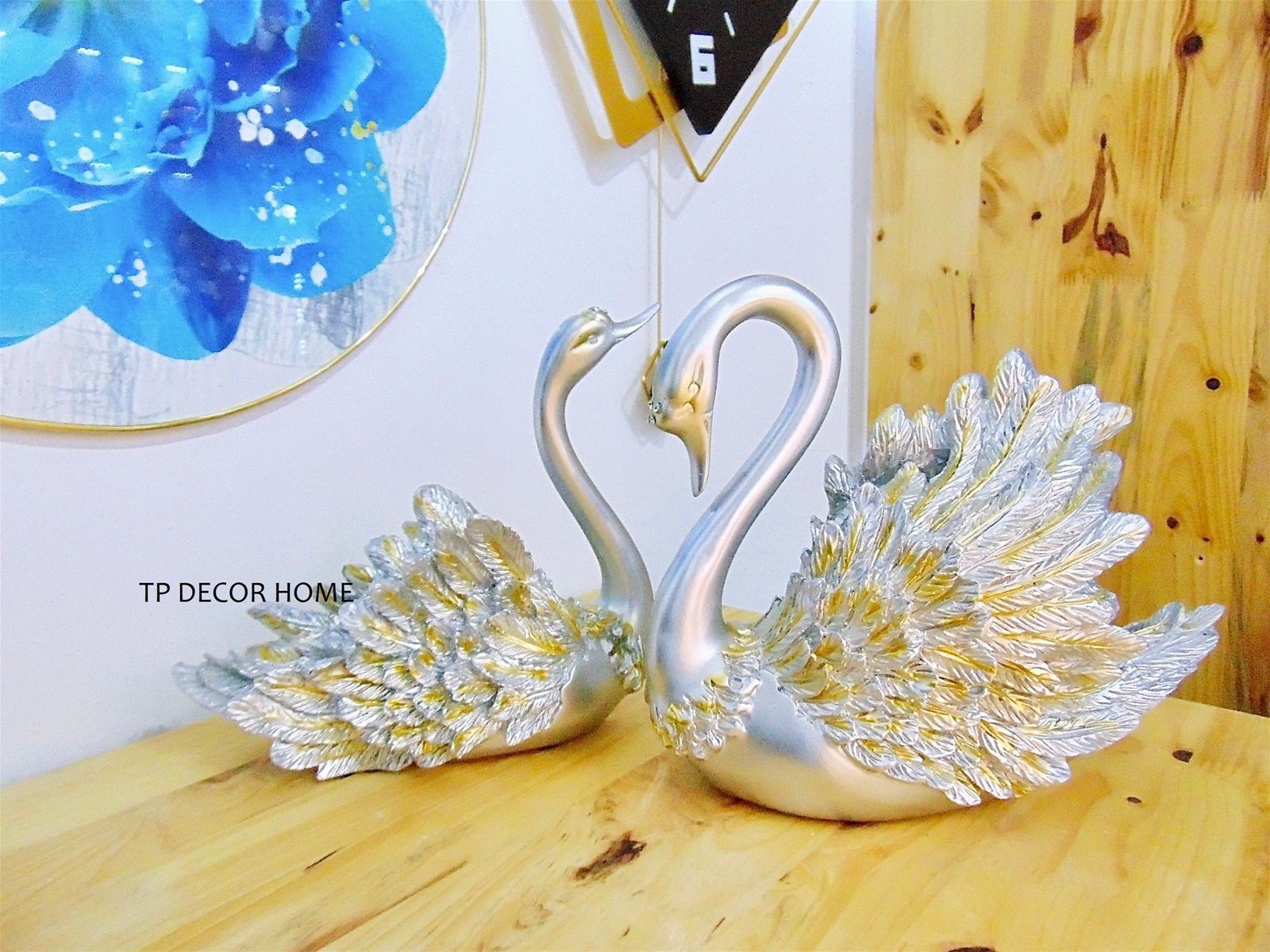 trang-tri-doi-thien-nga-mau-bac-tuong-trung-cho-tinh-yeu-vinh-cuu