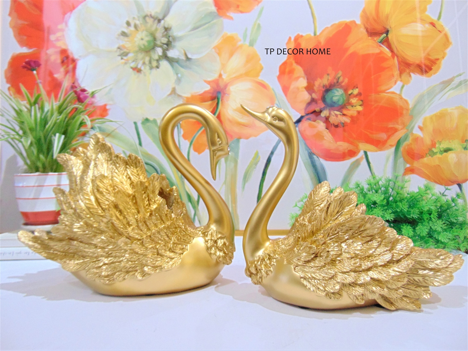 doi-thien-nga-mau-vang-trang-tri-ban-tiec-dam-cuoi-vo-cung-y-nghia